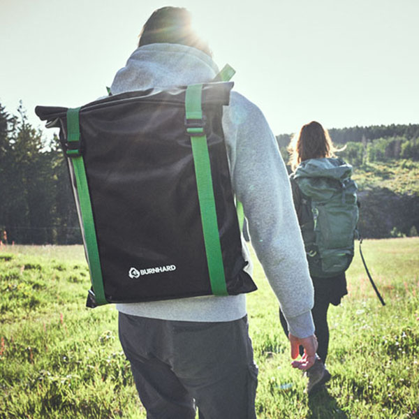 945090_Burnhard_Jones_Faltgrill_Moodfotos_Tasche_tragen_01_web_vorschau